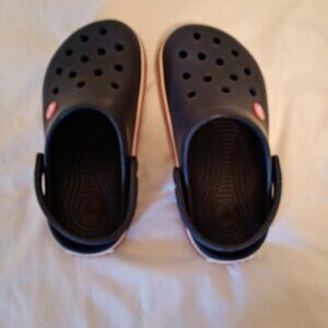 Crocs youth navy size J2 with red stripe